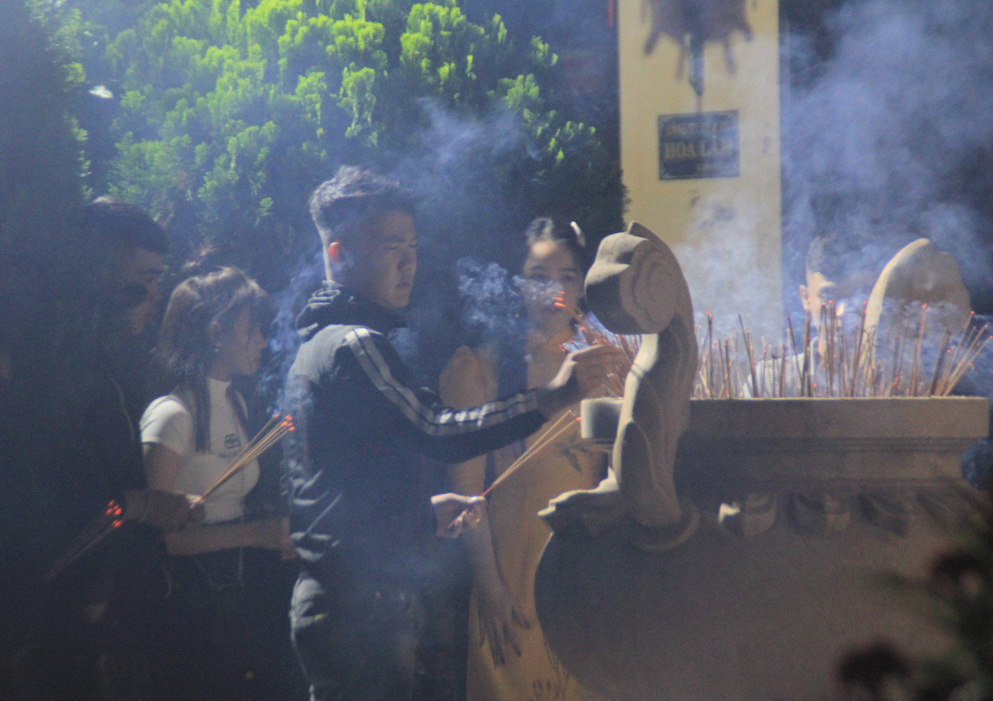 Vừa hết pháo hoa, bạn trẻ rủ nhau về chùa cầu phúc, hái lộc đầu năm mới Canh Tý ảnh 3