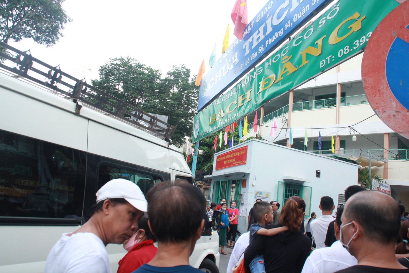 Linh cữu nam sinh Trường THCS Bạch Đằng về lại trường trước lúc đi xa ảnh 10