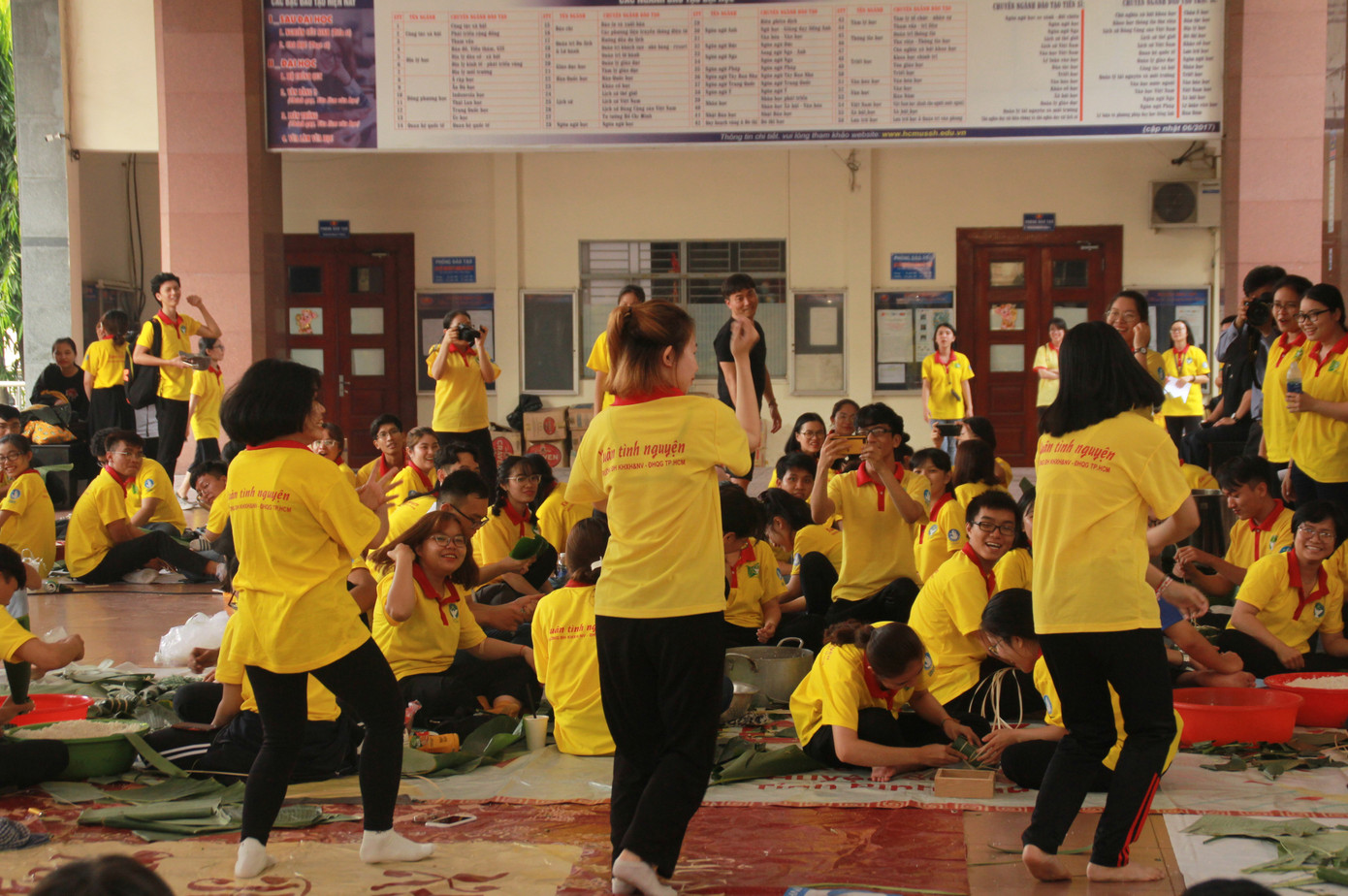 Ngày giáp Tết, bạn trẻ chung tay gói bánh chưng, bánh tét tặng người nghèo ảnh 13