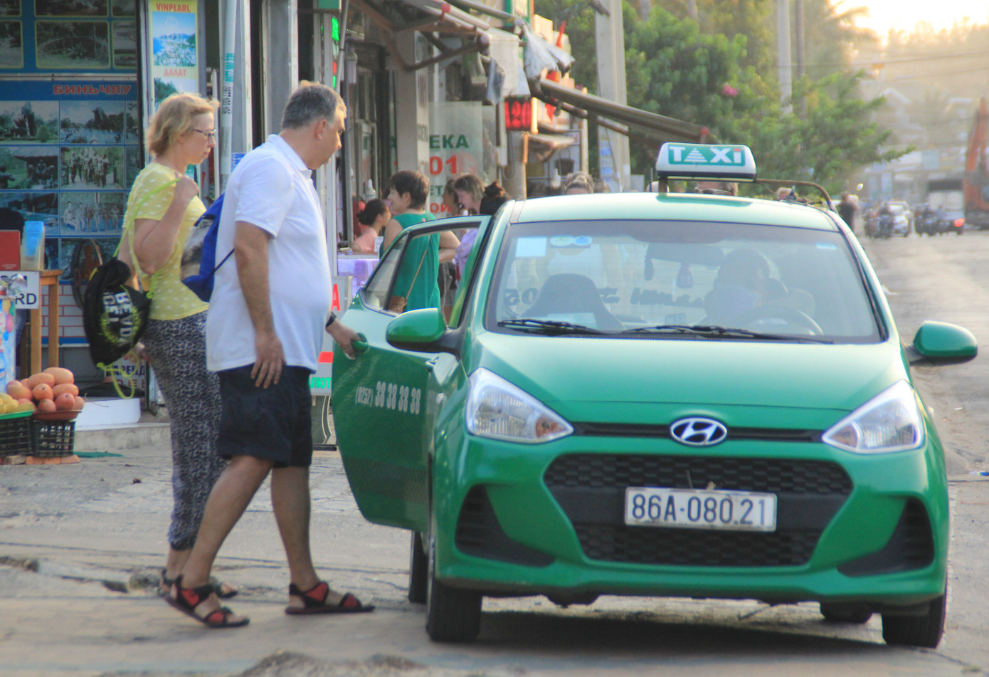 Khách quốc tế không mang khẩu trang tản bộ, tắm biển ở Nũi Né mùa dịch Covid-19 ảnh 5