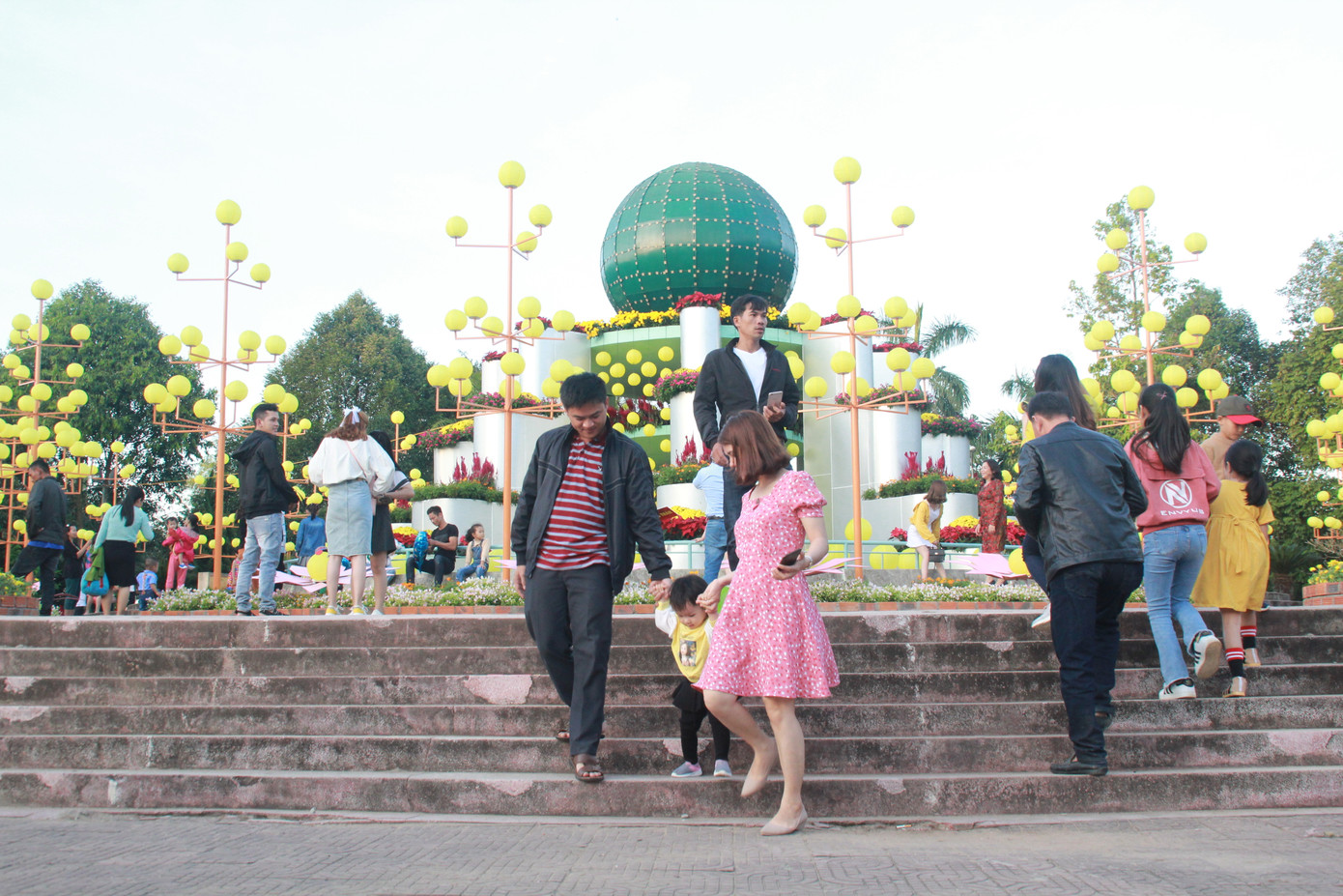 Người dân Quảng Ngãi rộn ràng 'check-in' với gia đình chuột ở công viên Ba Tơ ảnh 13