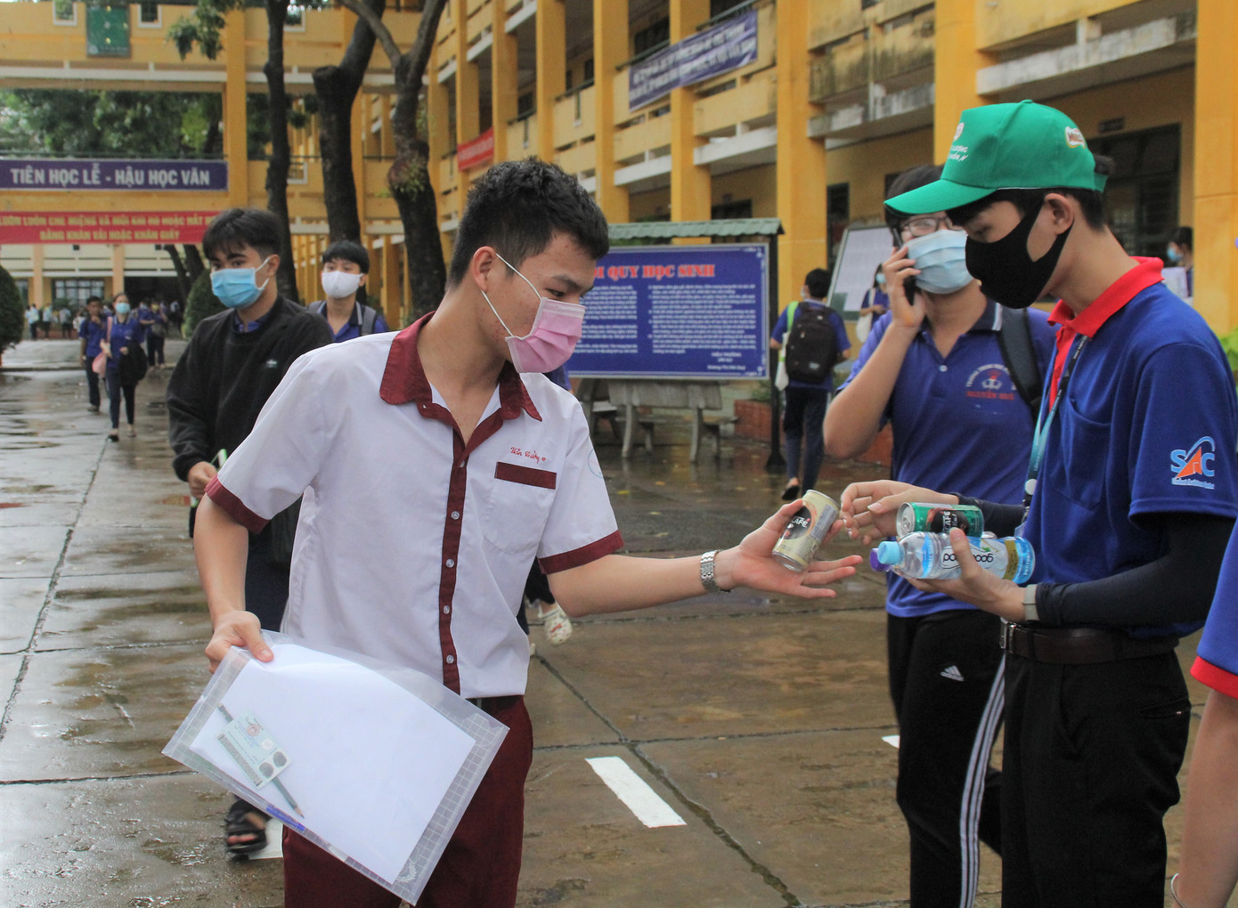 Đội hình ‘Hỗ trợ y tế’ túc trực điểm thi sẵn sàng hỗ trợ thí sinh ảnh 2
