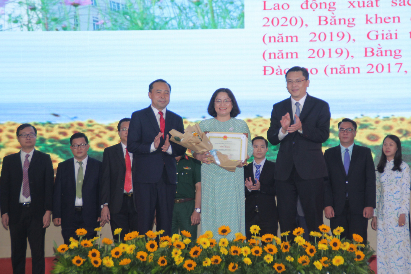 ĐHQG TPHCM đón nhận danh hiệu Anh hùng lao động thời kỳ đổi mới ảnh 8