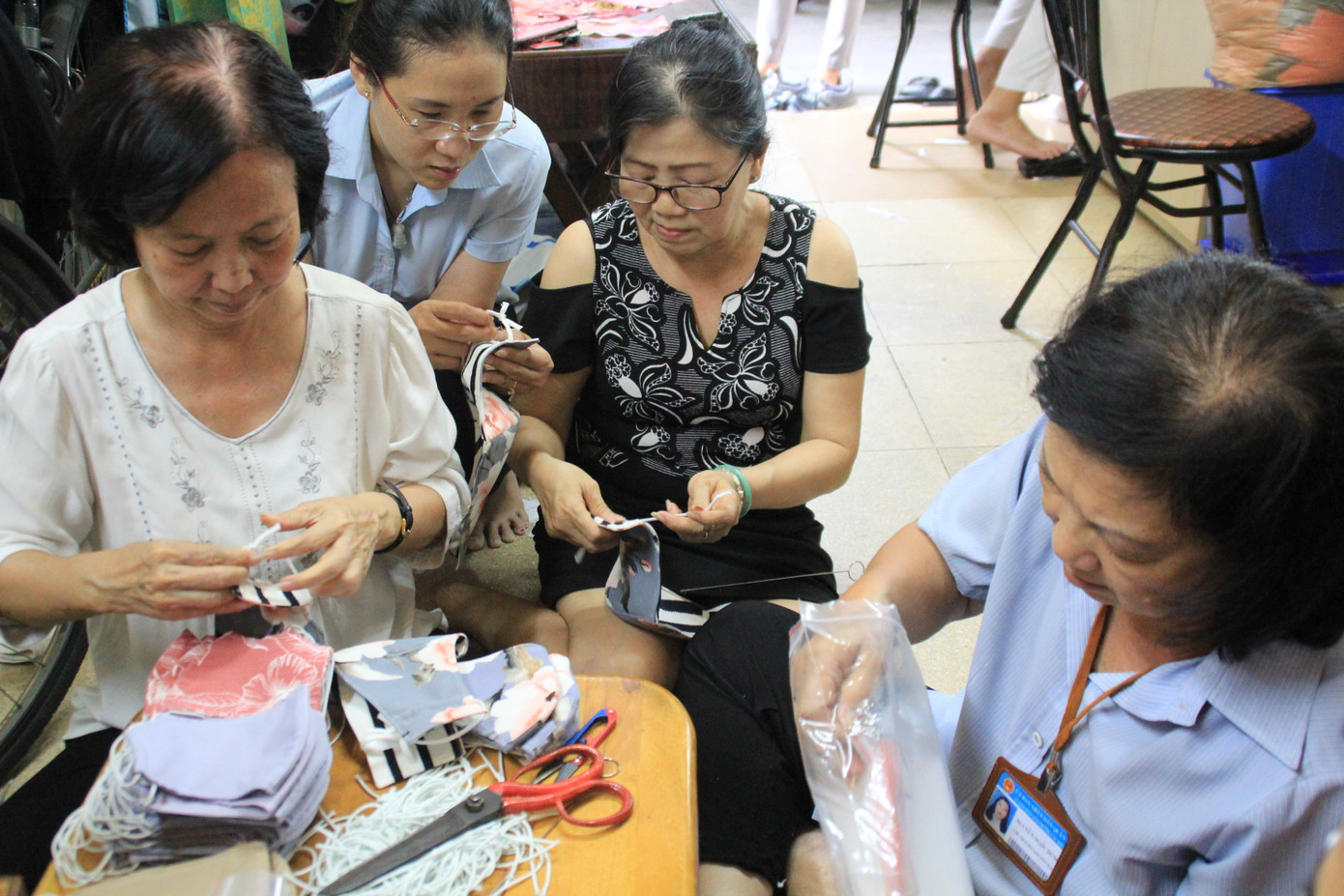 Người Sài Gòn tỉ mẩn may khẩu trang tặng người đi đường, học sinh đến trường ảnh 10