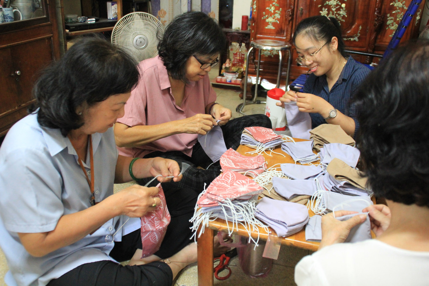 Người Sài Gòn tỉ mẩn may khẩu trang tặng người đi đường, học sinh đến trường ảnh 8