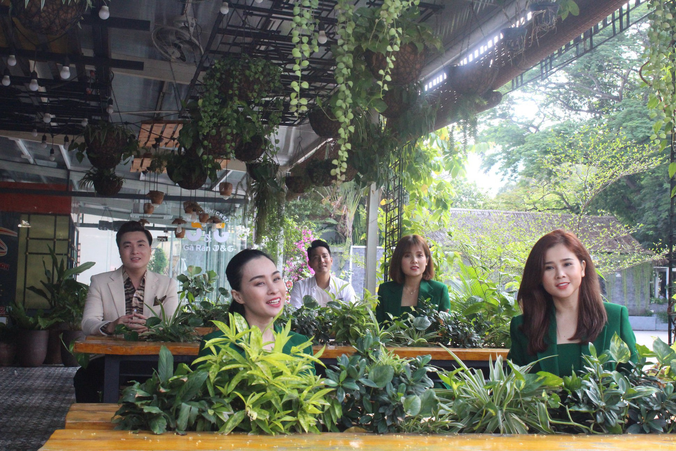 Ca sĩ Phi Hùng và nhiều nghệ sĩ hát tri ân y bác sĩ mùa Covid-19 ảnh 1