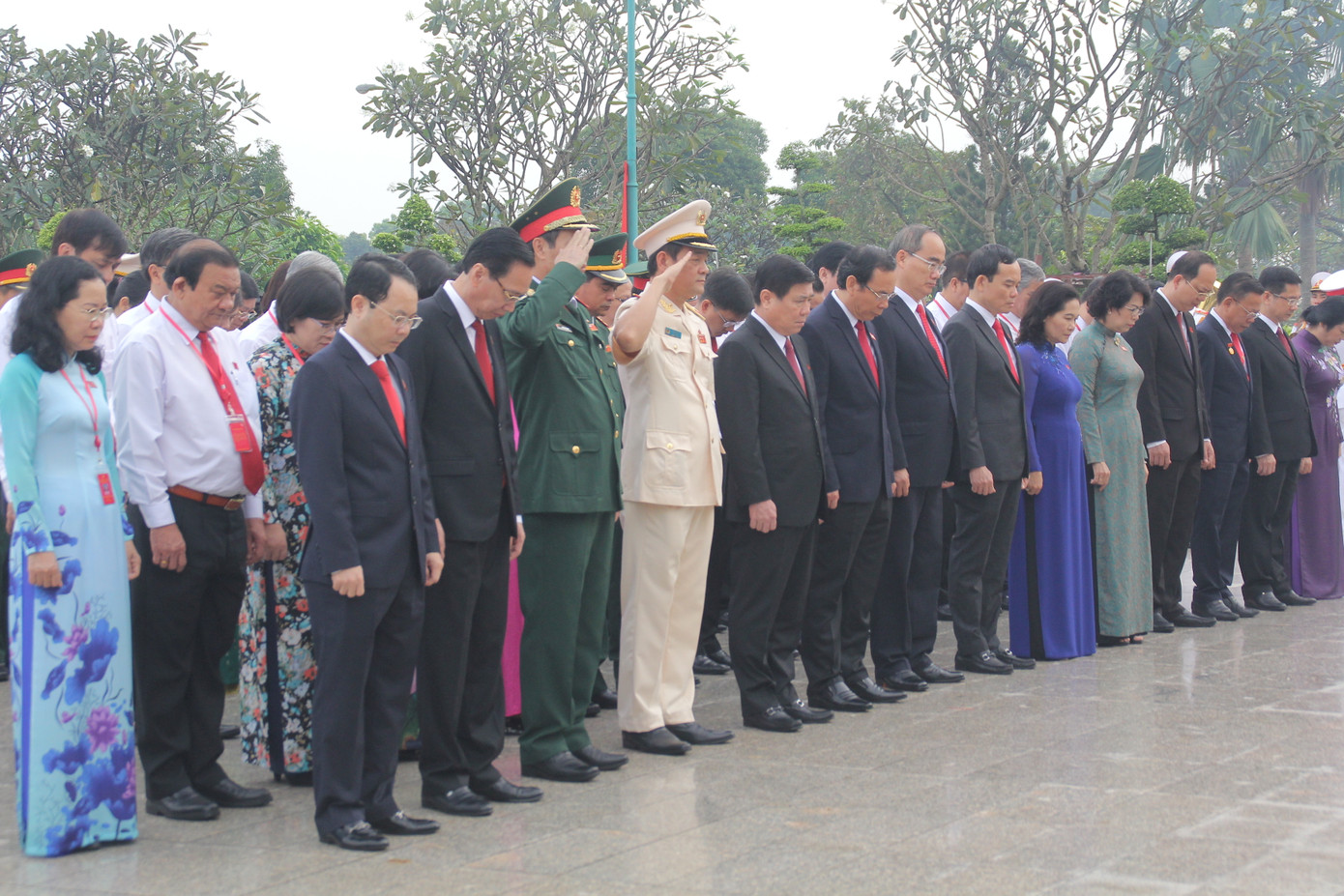 Đoàn đại biểu dự Đại hội Đảng bộ TPHCM dâng hương Anh hùng liệt sỹ ảnh 4