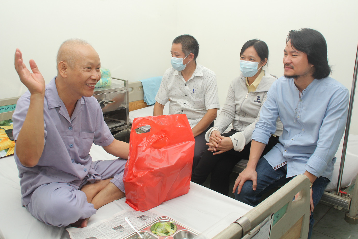 Chuyến thiện nguyện đầu tiên của Top 3 HHVN 2020 đến với các bệnh nhân, thương bệnh binh ảnh 4