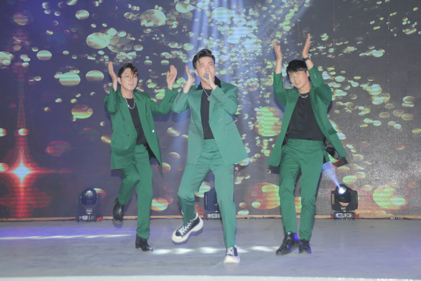 Tựa đầu vào nam sinh viên, Hòa Minzy tình tứ hát hit 'Không thể cùng nhau suốt kiếp' ảnh 13