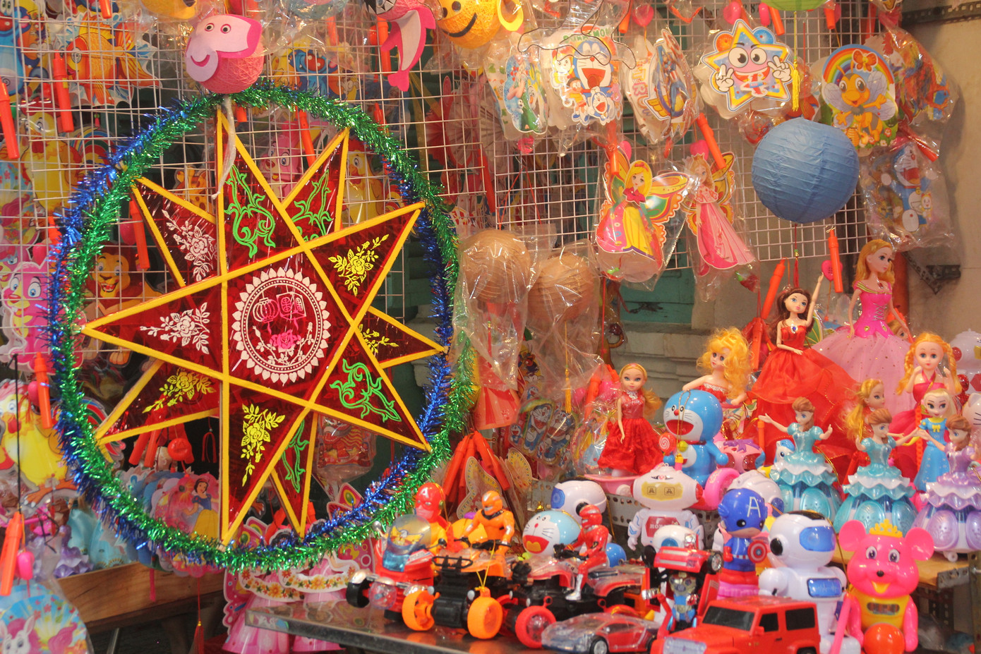 Phố lồng đèn đông đúc bạn trẻ vui hội Trung thu sớm ảnh 2