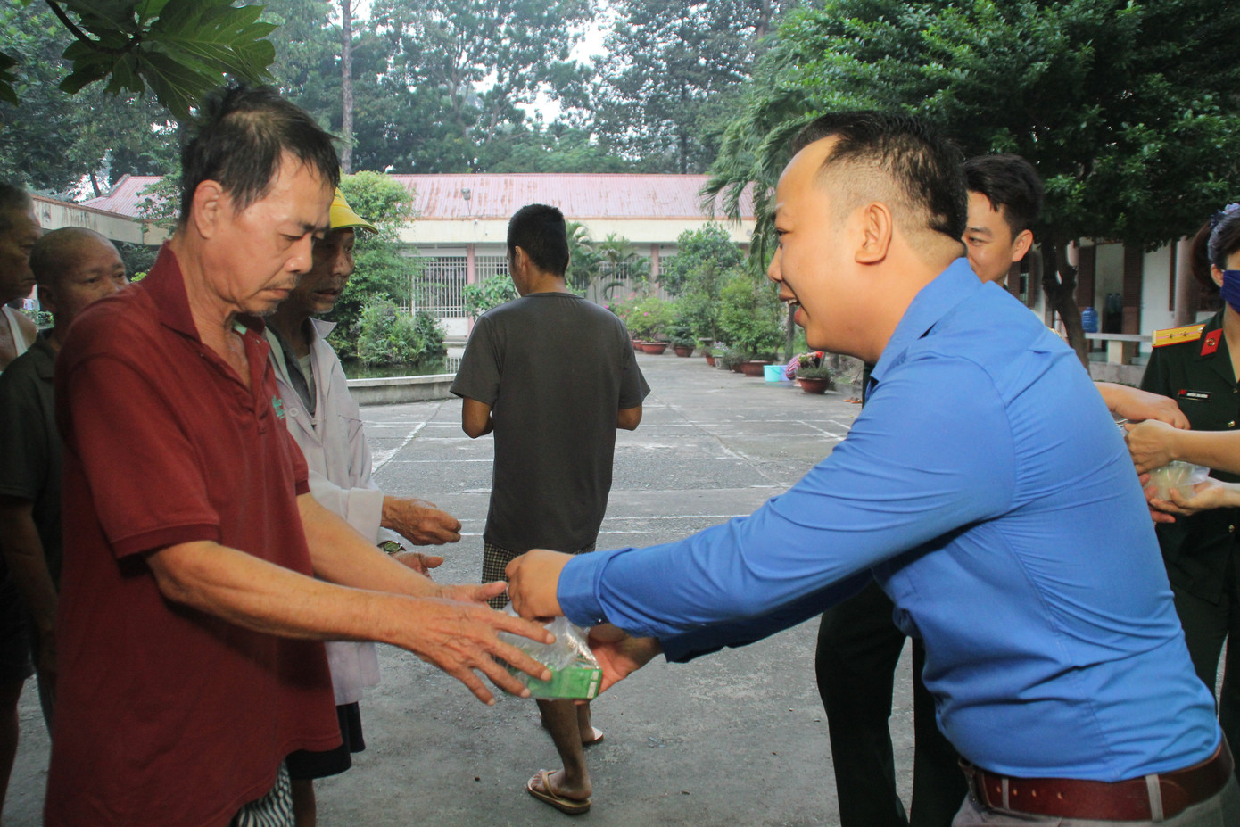 Đoàn viên, thanh niên mang phần ăn sáng đến người bệnh ảnh 11