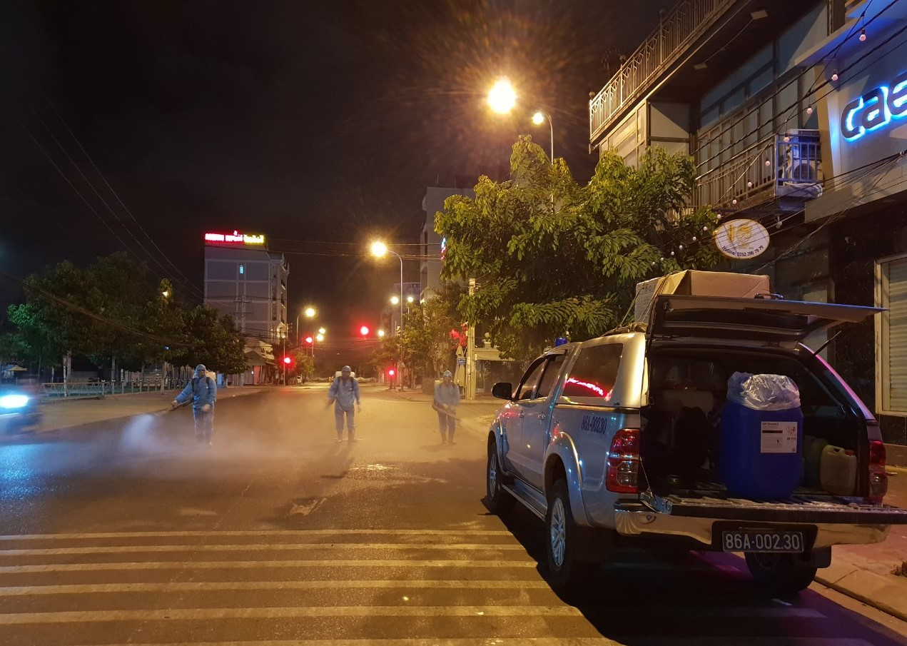 Cảm động 'những chiến binh khử khuẩn' ở Bình Thuận ảnh 1