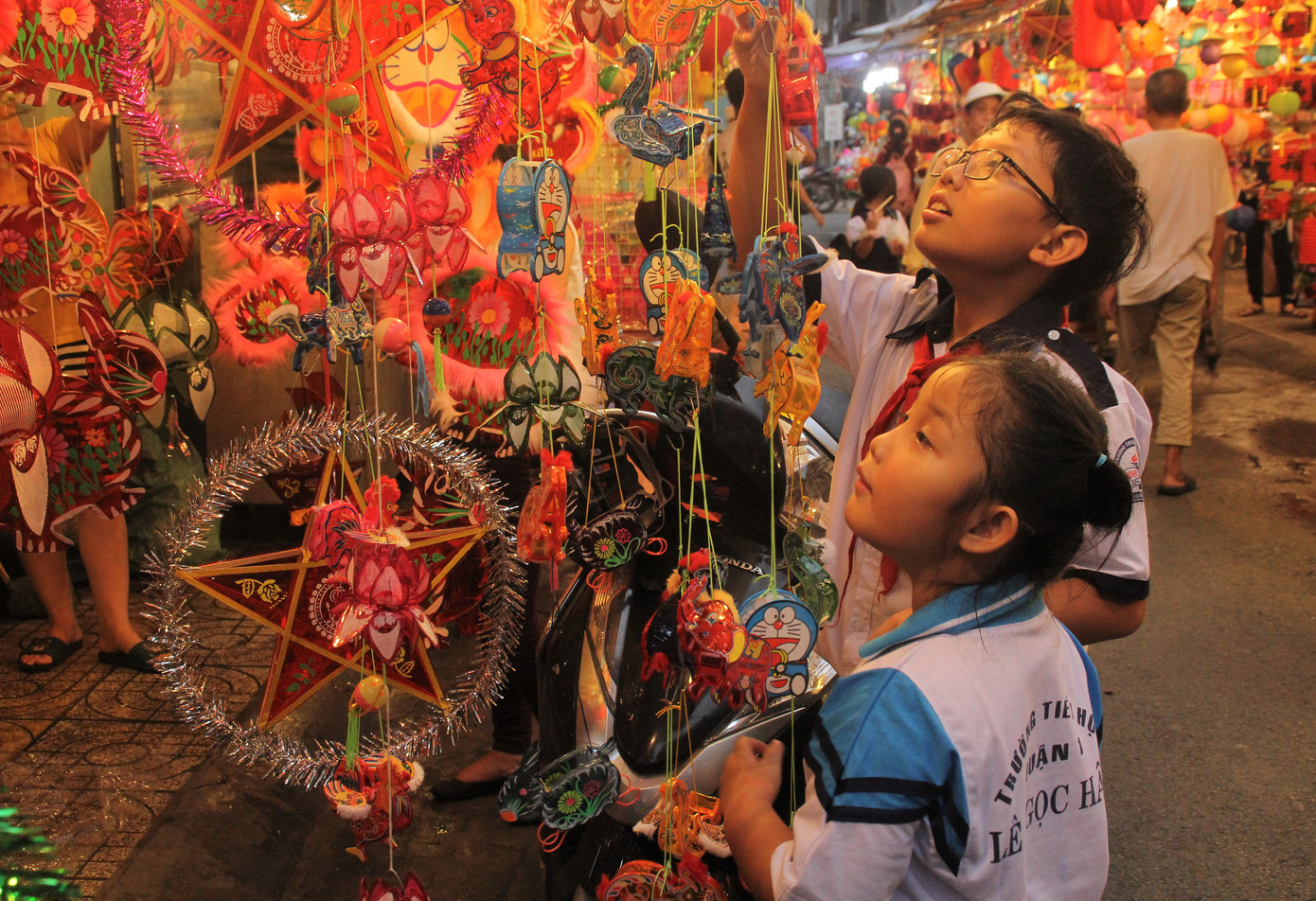 Phố lồng đèn đông đúc bạn trẻ vui hội Trung thu sớm ảnh 15
