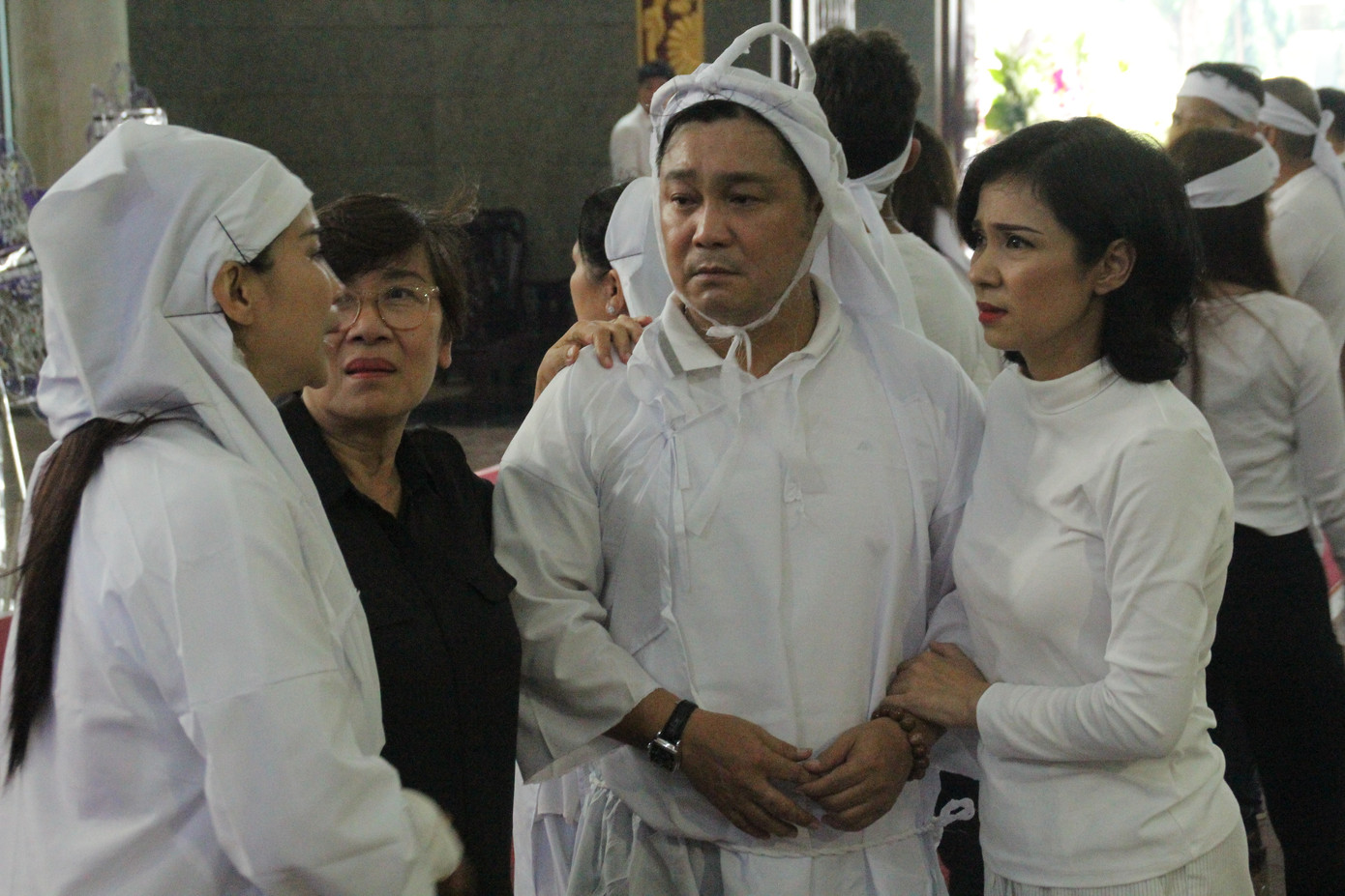 Việt Trinh an ủi, chia sẻ nỗi đau mất cha của Lý Hùng khi tới viếng NSND Lý Huỳnh ảnh 6