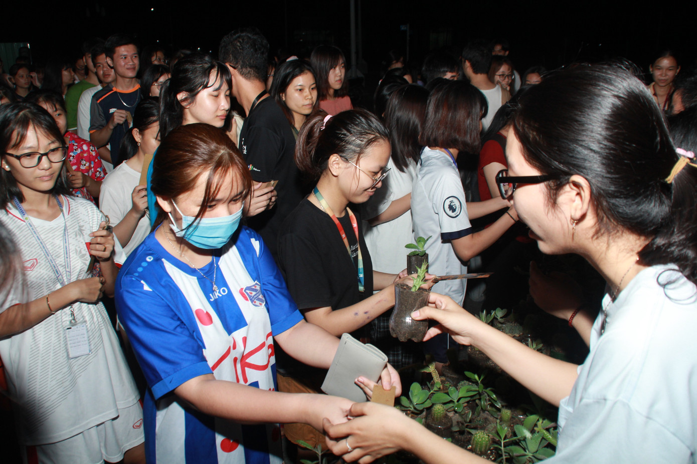 Bạn trẻ tặng cây, gieo nụ cười ở ký túc xá ảnh 7