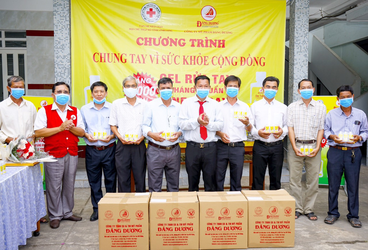 Mỹ phẩm Đăng Dương và hành trình tặng nước rửa tay kháng khuẩn phòng Covid-19 ảnh 2