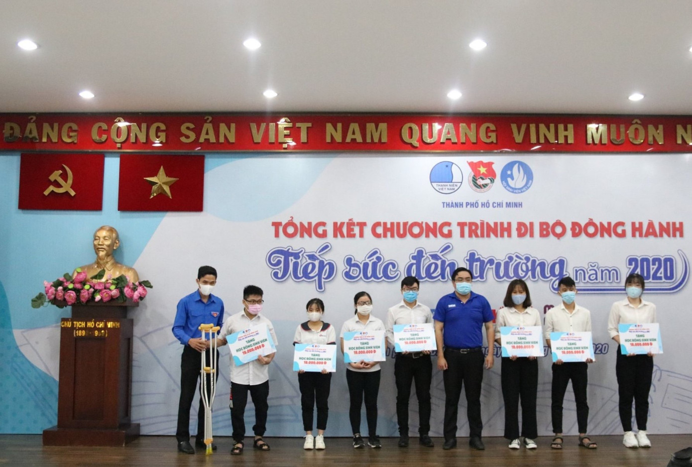 Gần 7 tỷ bước chân góp hơn 7 tỷ đồng trao học bổng 'Tiếp sức đến trường' ảnh 1