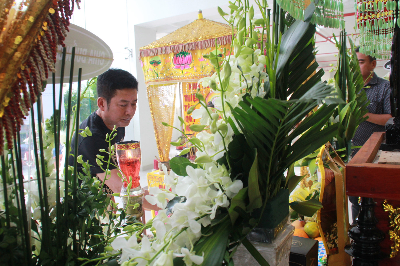 Hồng Tơ, Tấn Beo cùng nhiều đồng nghiệp, bạn hữu đến viếng cố NSƯT Chánh Tín ảnh 2