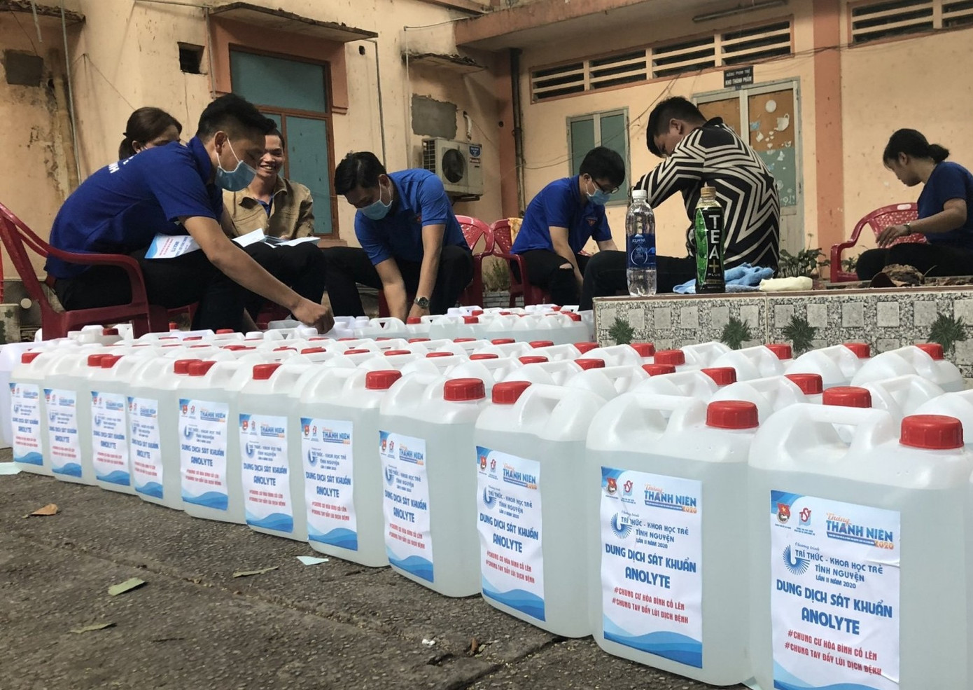 Tặng dung dịch sát khuẩn cho chung cư có người nhiễm Covid-19 ở Sài Gòn ảnh 3