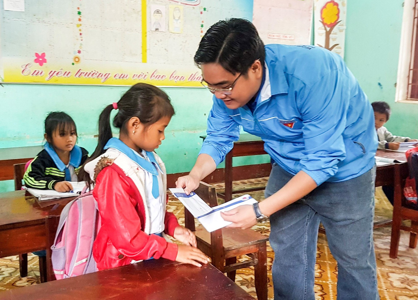 Thành Đoàn TPHCM tiếp sức học trò vùng lũ trong ngày đầu trở lại học tập ảnh 1