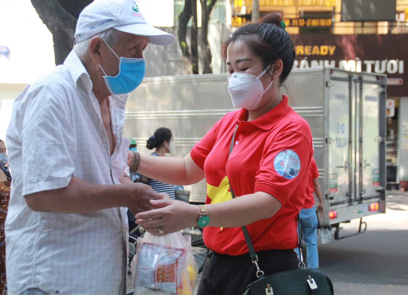 'Đi chợ' giá 0 đồng dành tặng bà con nghèo ngày giãn cách xã hội ảnh 14