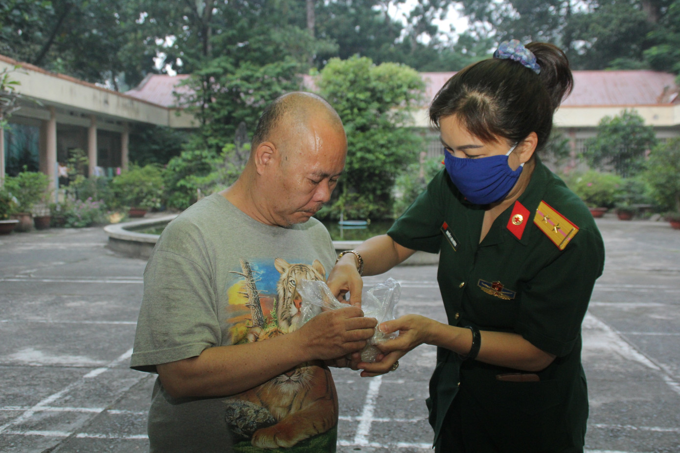 Đoàn viên, thanh niên mang phần ăn sáng đến người bệnh ảnh 9