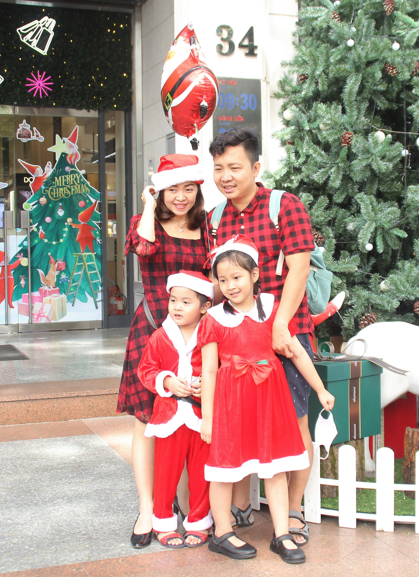 Cuối tuần, phố Sài Gòn đông đúc người đi chơi Noel sớm ảnh 10