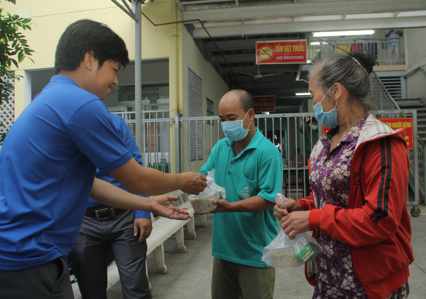 Đoàn viên, thanh niên mang phần ăn sáng đến người bệnh ảnh 10