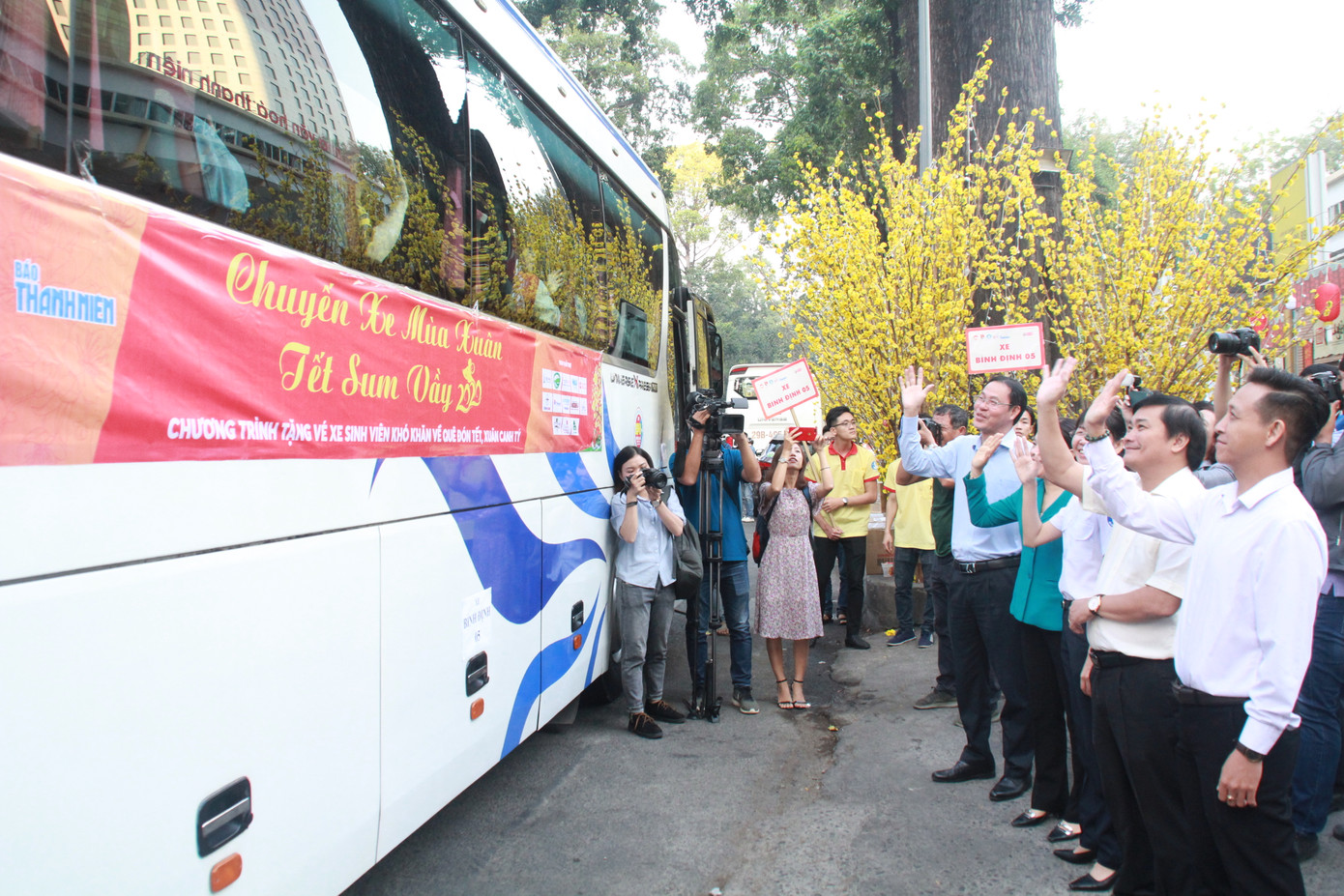 2.500 sinh viên TPHCM lên 'Chuyến xe mùa xuân' về quê đón Tết ảnh 13