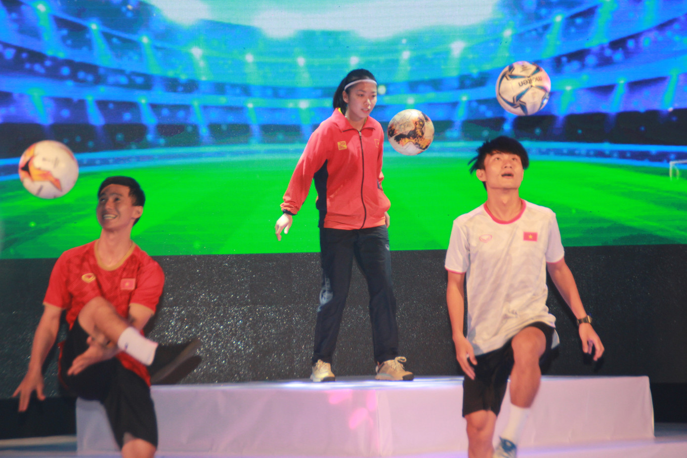 Cầu thủ Huỳnh Như nhận danh hiệu ‘Công dân trẻ tiêu biểu TPHCM’ ảnh 1