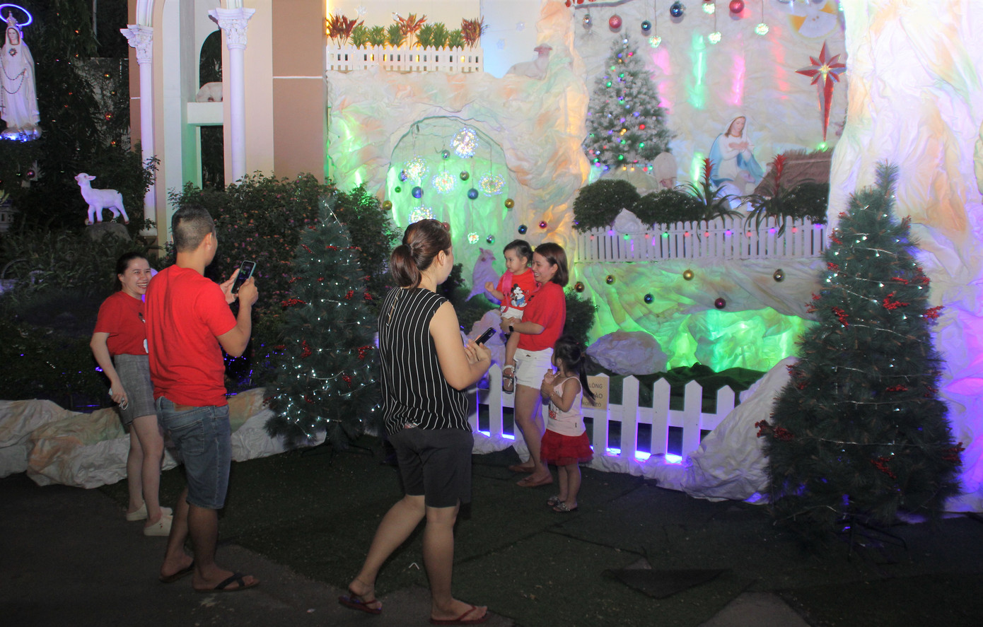 Xóm đạo Sài Gòn trang hoàng lung linh đón Giáng sinh ảnh 9