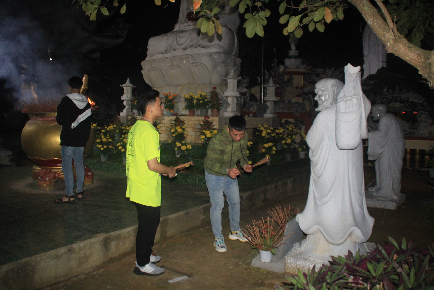 Vừa hết pháo hoa, bạn trẻ rủ nhau về chùa cầu phúc, hái lộc đầu năm mới Canh Tý ảnh 5