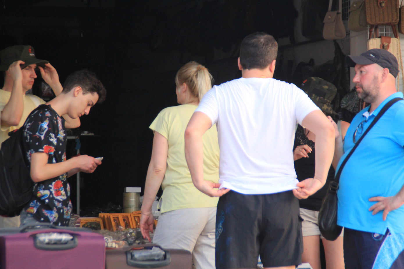 Khách quốc tế không mang khẩu trang tản bộ, tắm biển ở Nũi Né mùa dịch Covid-19 ảnh 2