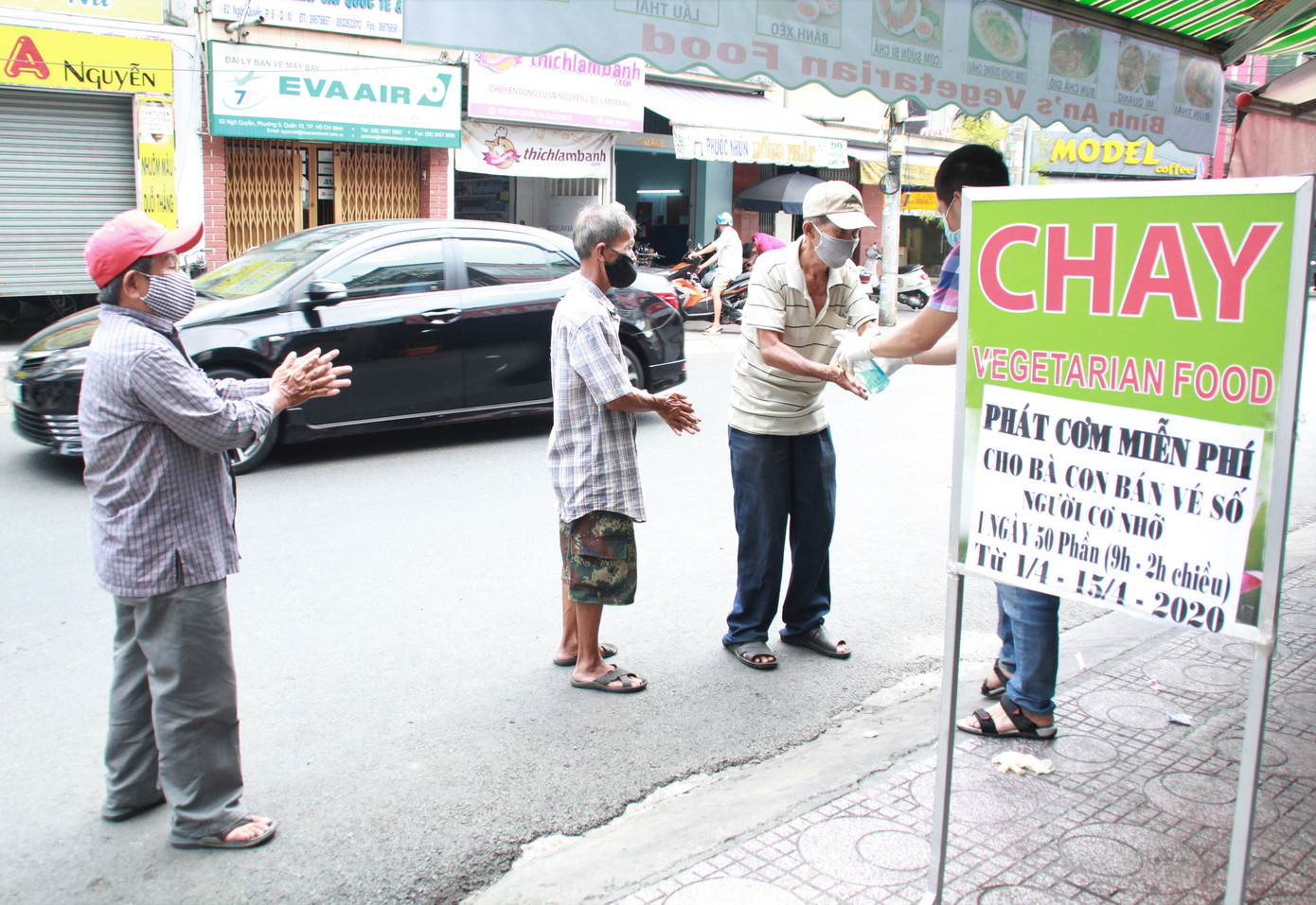 Quán cơm Sài Gòn đồng loạt sẻ chia phần ăn với bà con nghèo khi 'cách ly xã hội' ảnh 1