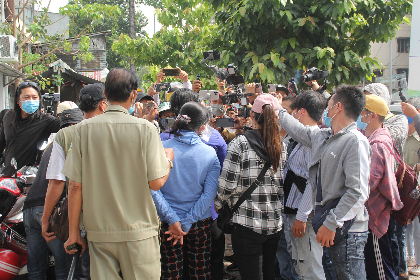 'Rừng' streamer bủa vây theo dõi từng động tĩnh ở trung tâm pháp y để thi thể Chí Tài ảnh 4