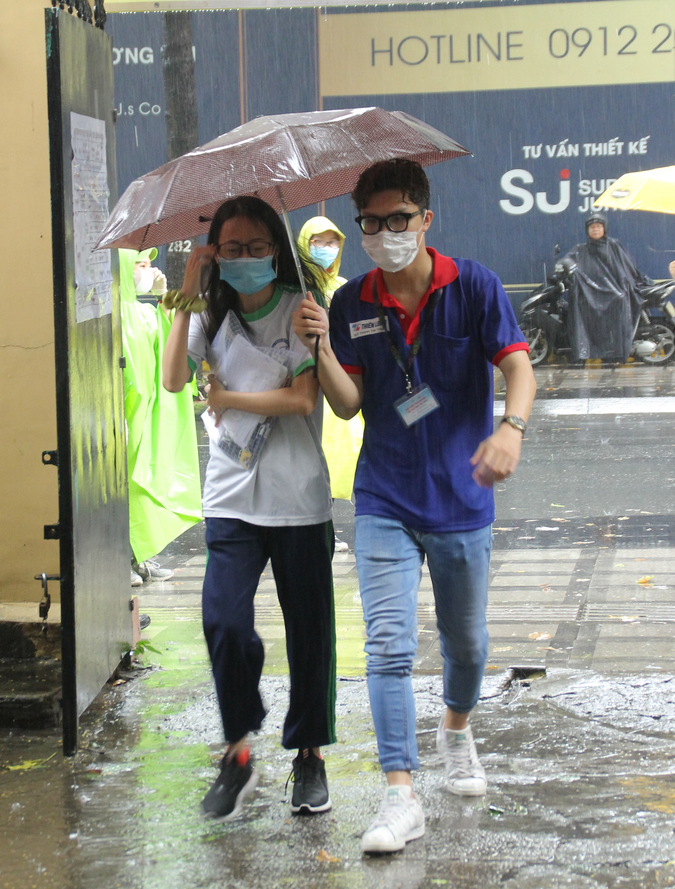 Hết mình ‘tiếp sức’ sĩ tử vượt vũ môn ảnh 9