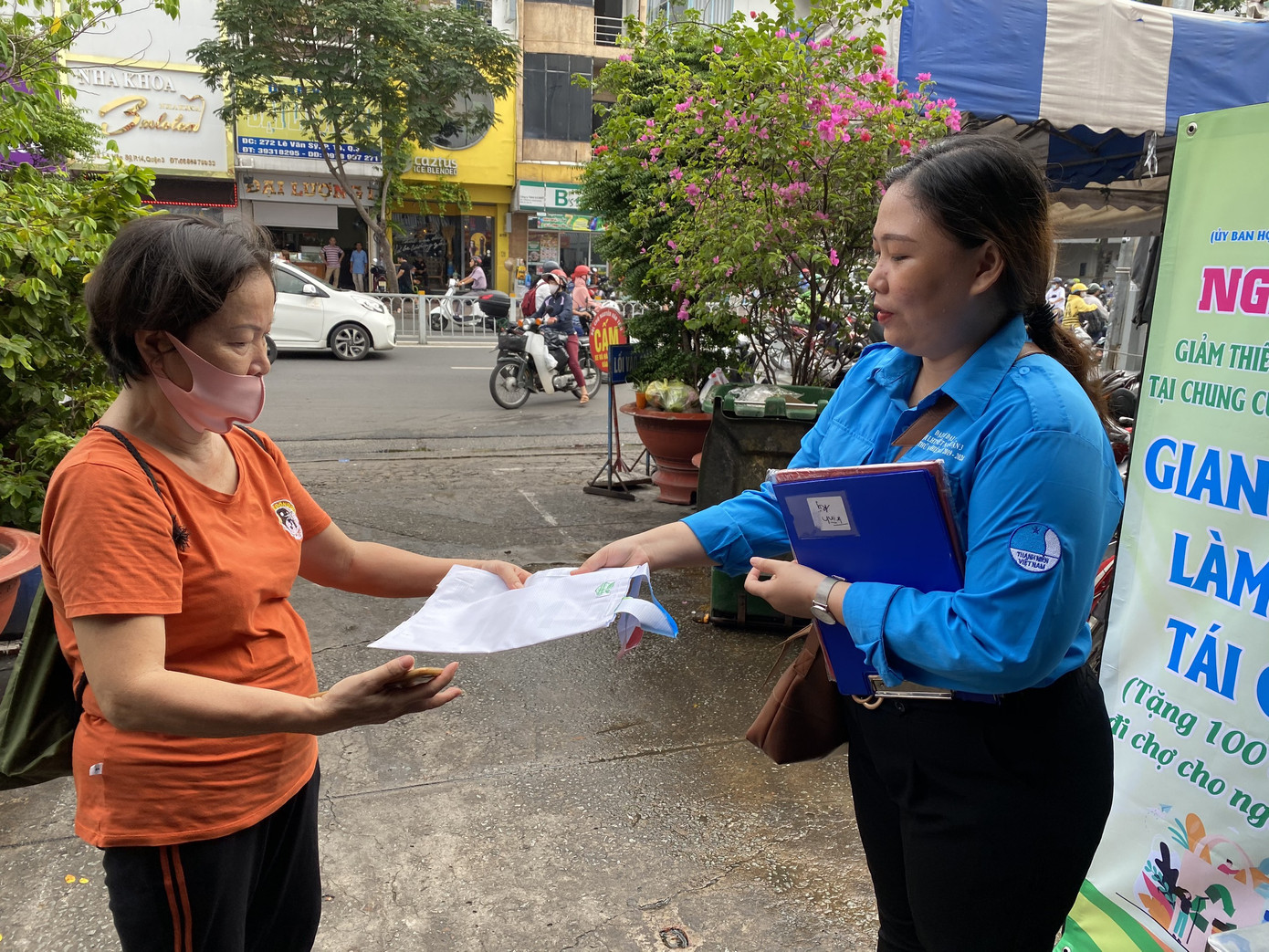 Bạn trẻ TP HCM chung tay giảm rác thải nhựa tại chợ dân sinh, chung cư ảnh 3