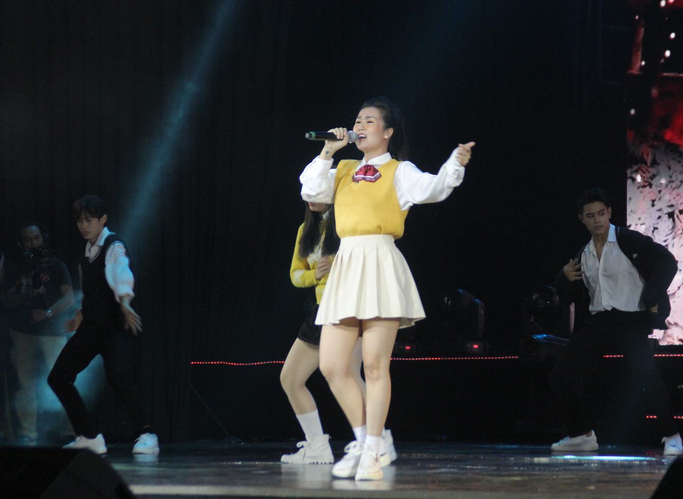 Đàm Vĩnh Hưng, Quang Dũng, Phi Nhung gửi thông điệp yêu thương qua ca khúc Giáng sinh ảnh 9