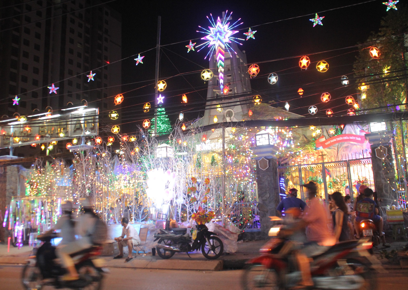 Xóm đạo Sài Gòn trang hoàng lung linh đón Giáng sinh ảnh 11