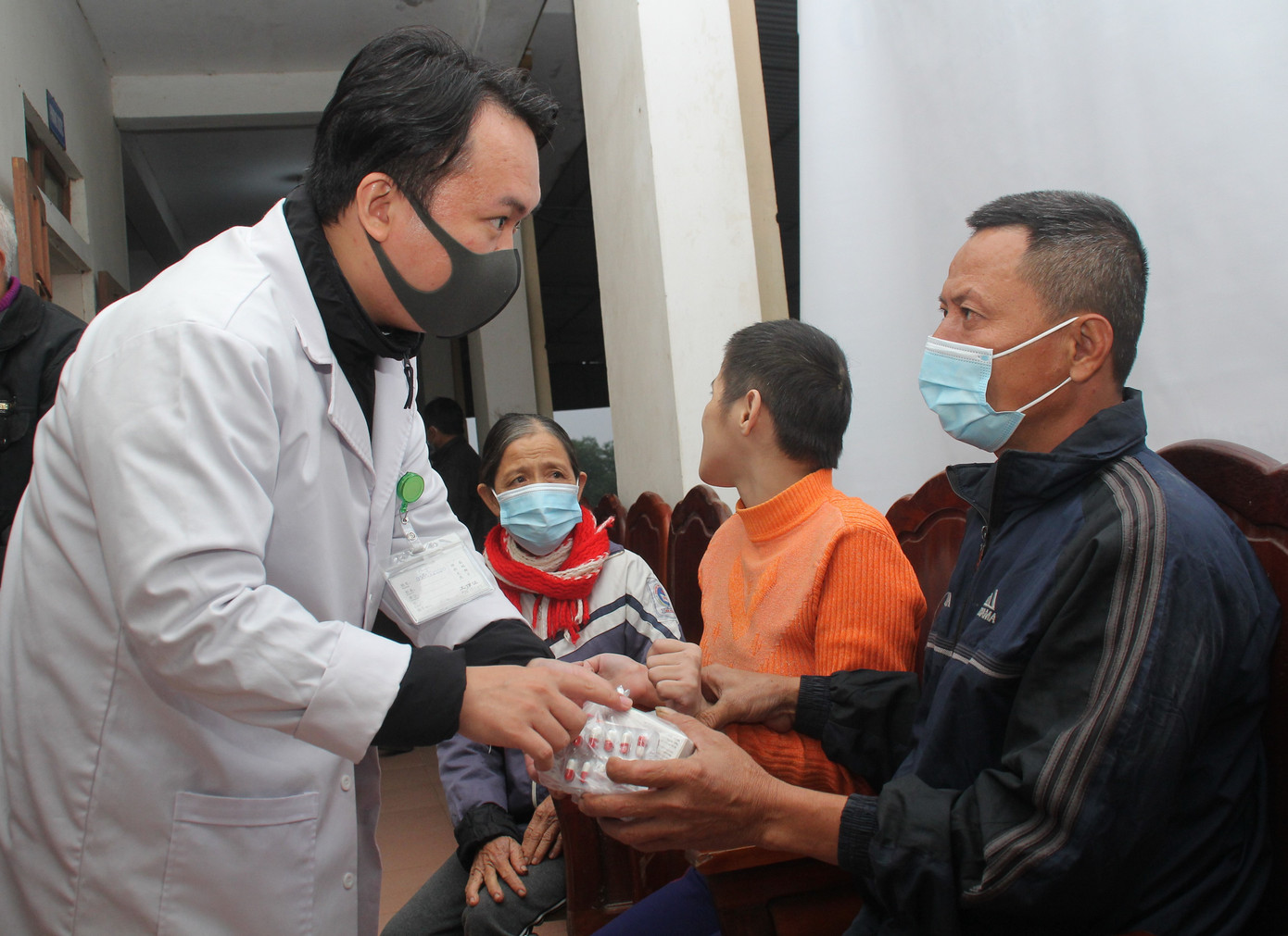 Tiền Phong chia sẻ khó khăn với đông đảo bà con vùng lũ Cẩm Quan ảnh 7