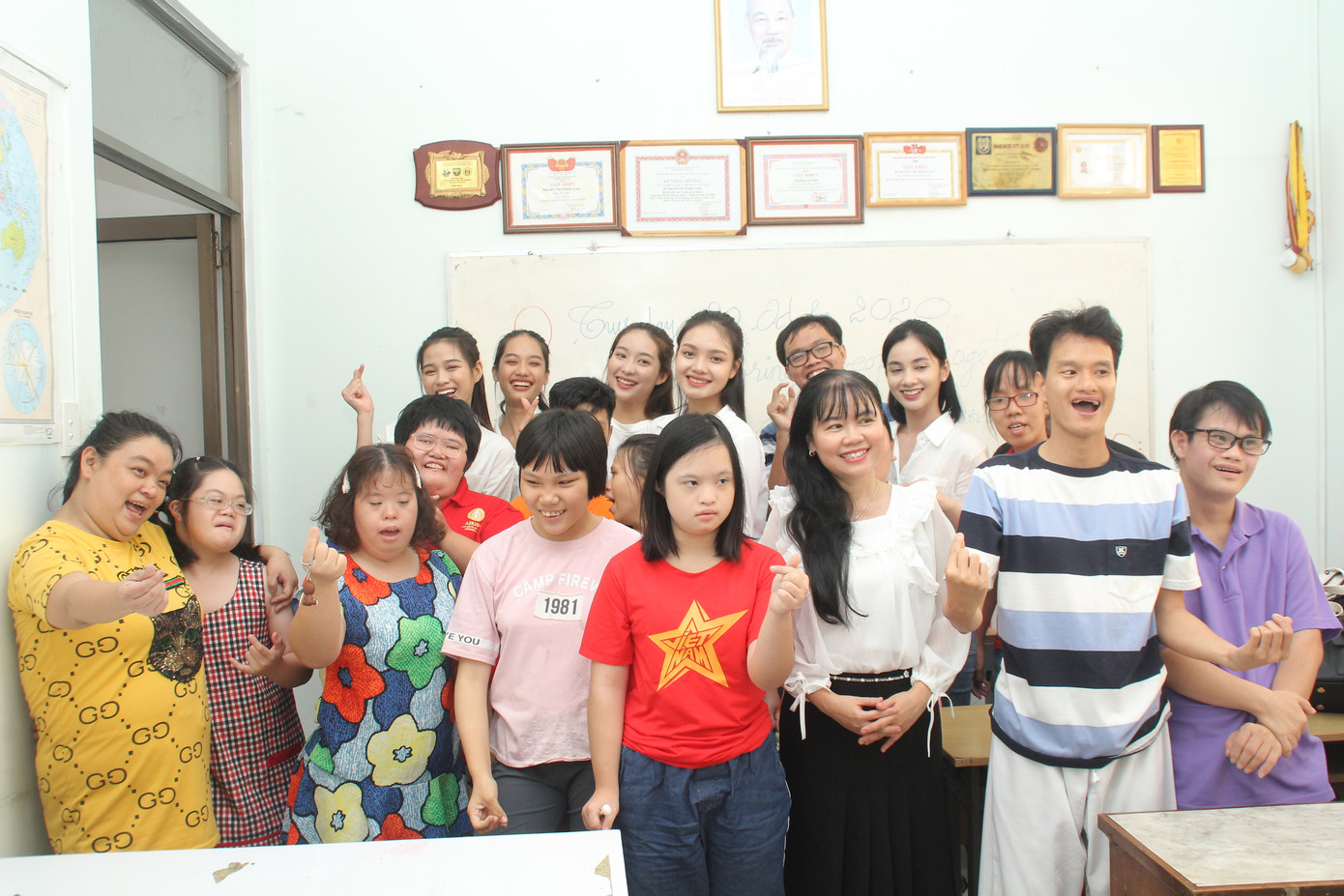 Một ngày đong đầy yêu thương của thí sinh HHVN 2020 với học sinh khuyết tật ảnh 21