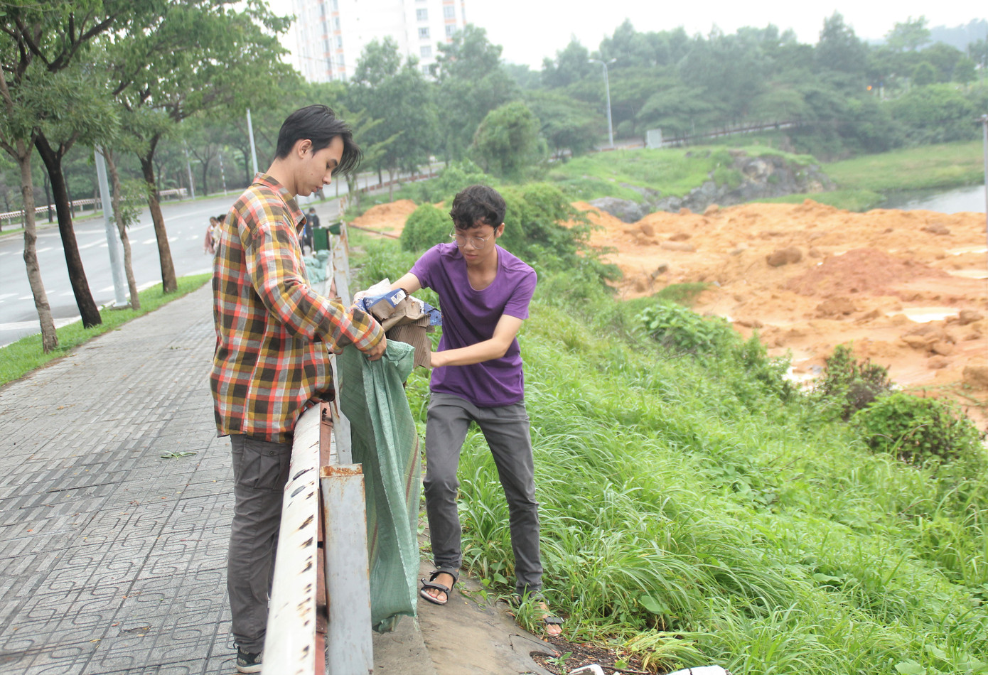 Bạn trẻ tham gia dọn sạch rác thải ở 'dốc tình' ảnh 3