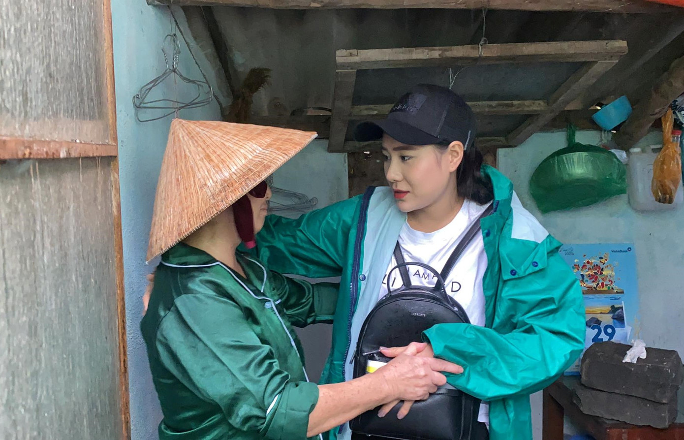 Diễn viên Hồ Bích Trâm hỗ trợ xây nhà, tặng quà bà con vùng bão lũ Quảng Ngãi ảnh 1