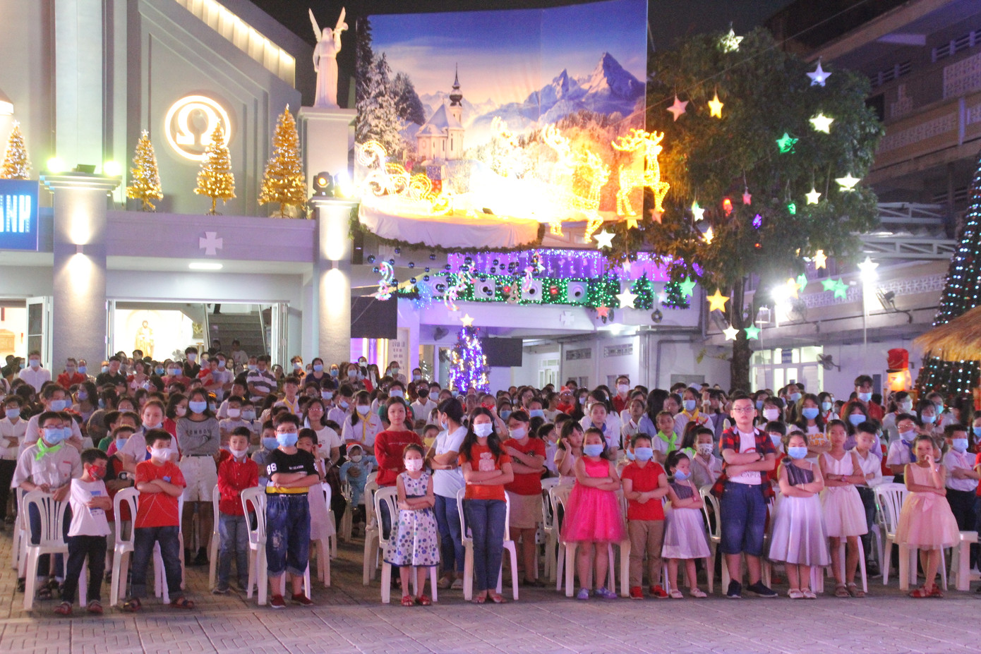 Vui đêm Noel, người dân Sài thành kín kẽ khẩu trang phòng dịch COVID -19 ảnh 3