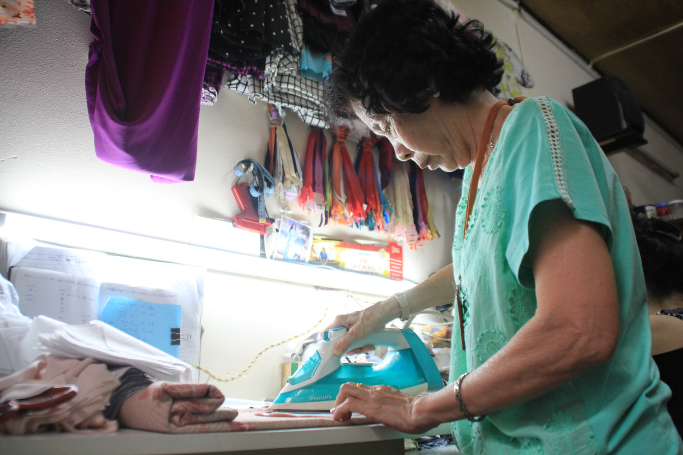 Người Sài Gòn tỉ mẩn may khẩu trang tặng người đi đường, học sinh đến trường ảnh 5