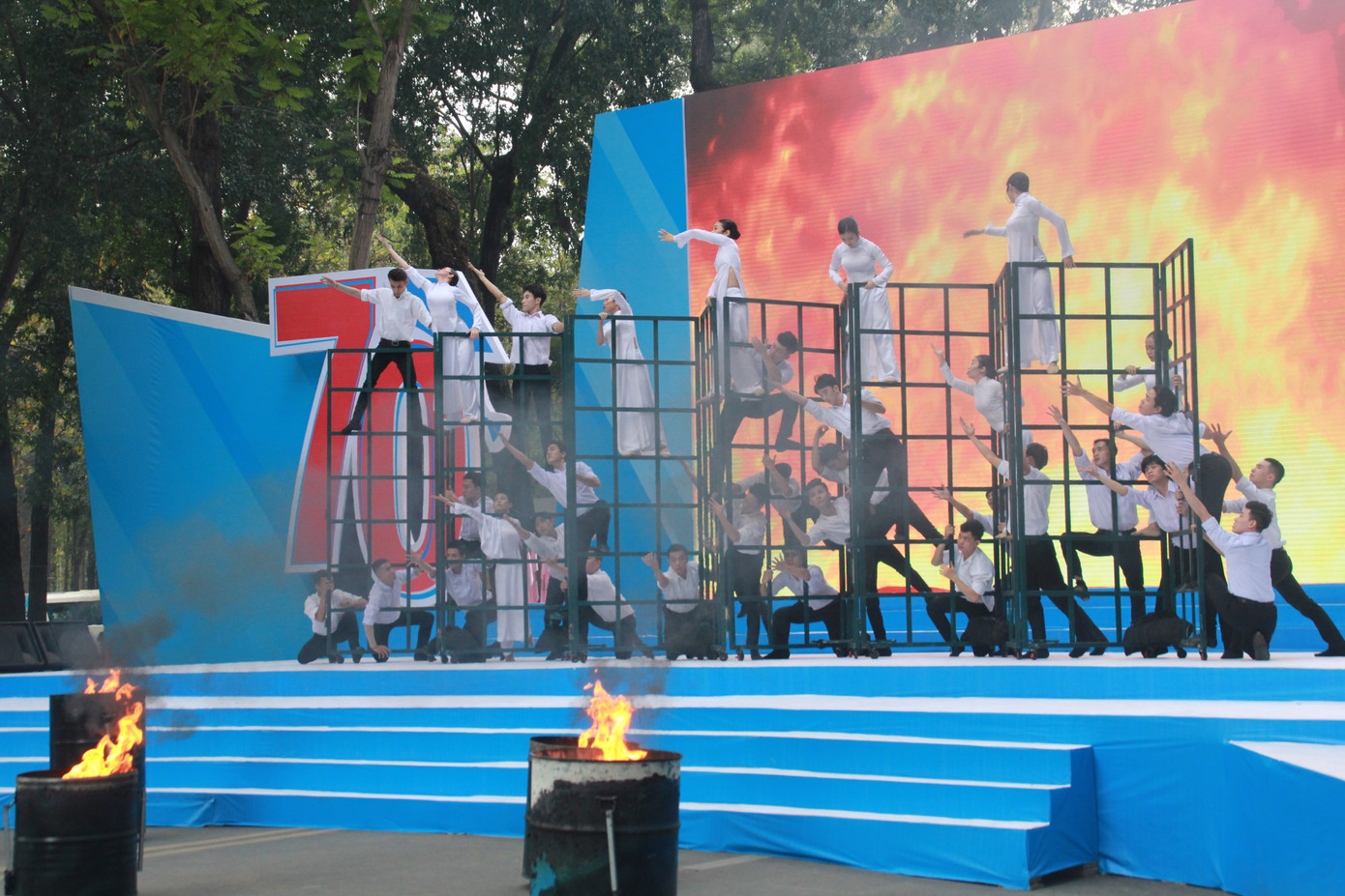 Hùng tráng lễ kỷ niệm 70 năm ngày truyền thống Học sinh, sinh viên tại TPHCM ảnh 5