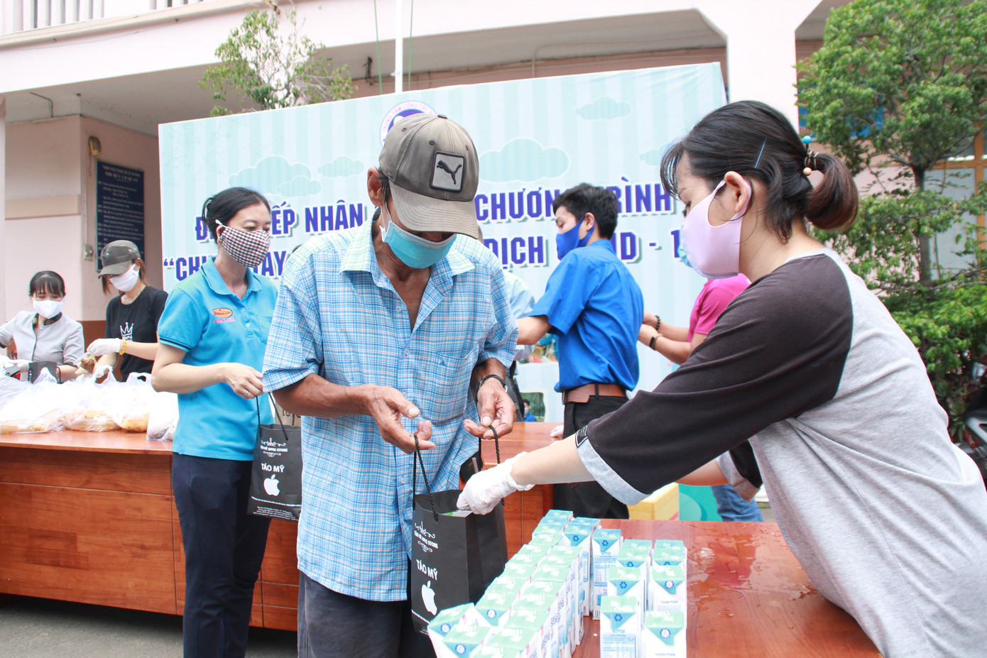 Bạn trẻ 'gõ cửa' từng người già neo đơn hoàn cảnh khó khăn trao nhu yếu phẩm ảnh 8