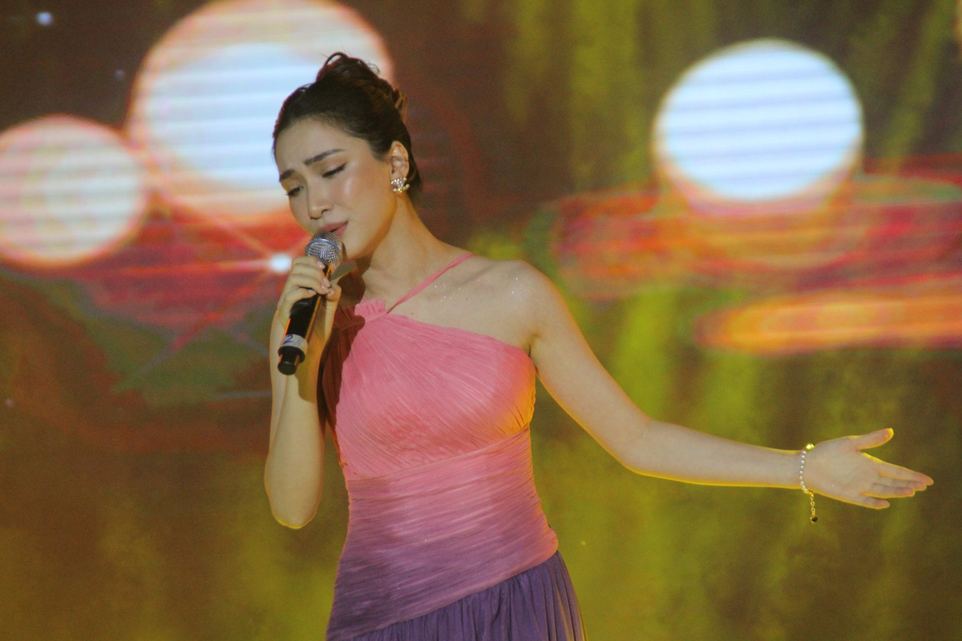 Tựa đầu vào nam sinh viên, Hòa Minzy tình tứ hát hit 'Không thể cùng nhau suốt kiếp' ảnh 7