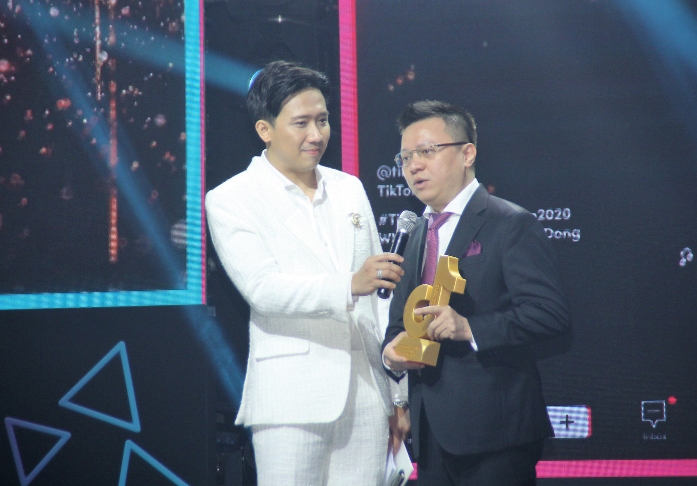 Anh chăn bò Ytiet, mẹ đơn thân thắng giải 'sáng tạo truyền cảm hứng' ảnh 9