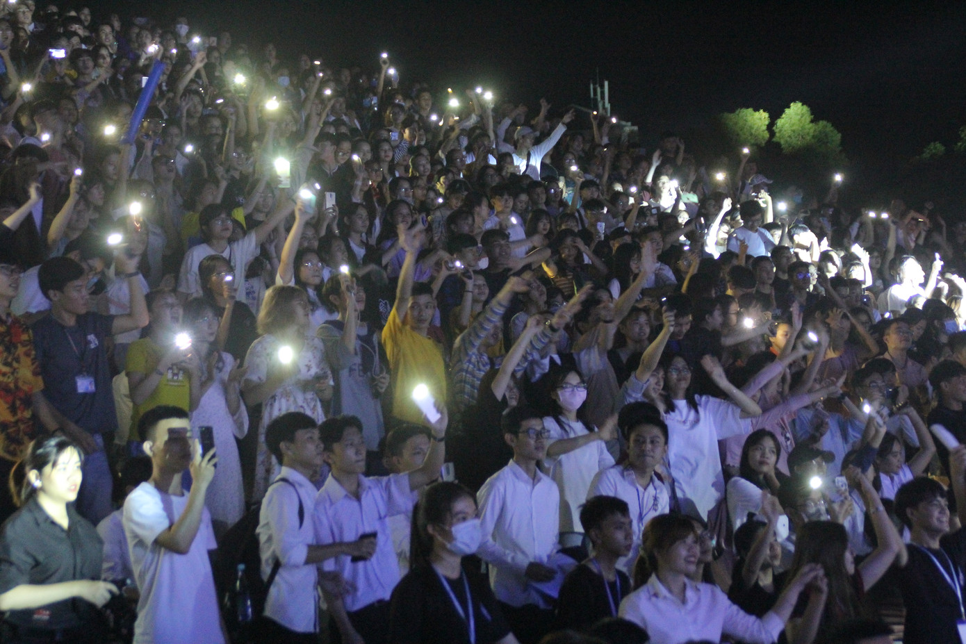 Tựa đầu vào nam sinh viên, Hòa Minzy tình tứ hát hit 'Không thể cùng nhau suốt kiếp' ảnh 19